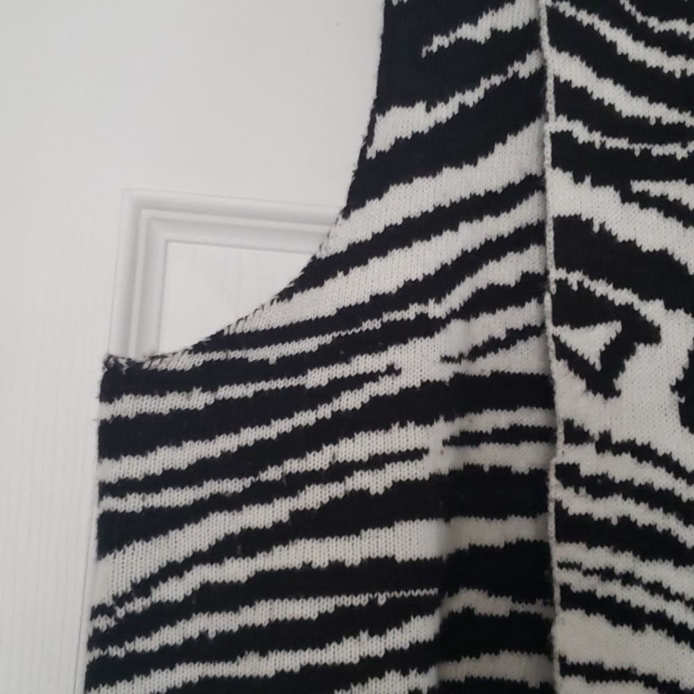 Cupio Sleeveless Cardigan - Picture 6 of 6